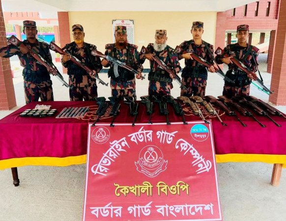 সাতক্ষীরার শ্যামনগরে বিজিবির অভিযানে এয়ারগান ও গুলিসহ অস্ত্র উদ্ধার