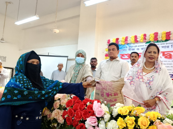 ভোলা  দৌলতখানে ক্ষুদ্র ও প্রান্তিক কৃষকদের মাঝে বিনামূল্যে বীজ ও সার বিতরণ কার্যক্রমের উদ্বোধন।