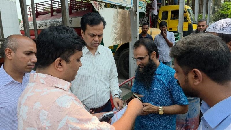 জ্বালানি পাম্পে তদারকি: বরিশালে পাম্প ও ডিপো পরিদর্শনে জেলা প্রশাসক
