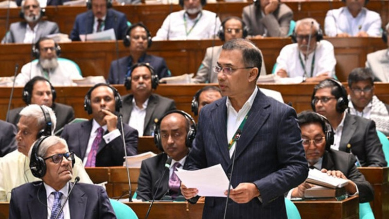 সংকটের আবর্তে প্রথম ১০০ দিন: প্রত্যাশার চাপ ও ভঙ্গুর অর্থনীতি সামলানোর চ্যালেঞ্জে নতুন সরকার