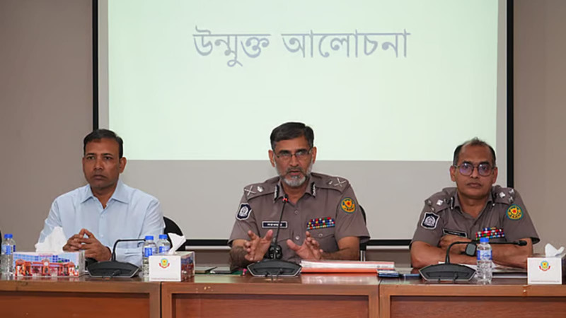 ঈদ ঘিরে নিশ্ছিদ্র নিরাপত্তা বলয়ে রাজধানী: ডিএমপি কমিশনারের কড়া হুঁশিয়ারি