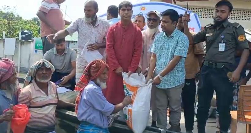 চাঁপাইনবাবগঞ্জে পানিবন্দি পরিবারের মাঝে চাল বিতরণ