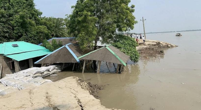 খুলনার দাকোপে বাঁধ ভেঙে ১৩ পরিবার ক্ষতিগ্রস্ত ও প্লাবিত এলাকা