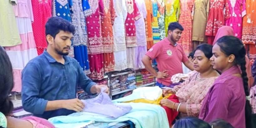 চাঁপাইনবাবগঞ্জে দুর্গাপূজার কেনাকাটায় তুঙ্গে ক্রেতাদের ভিড়