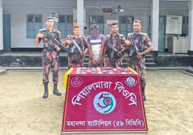 শিবগঞ্জ সীমান্তে ৪০ ভারতীয় মোবাইলসহ যুবক আটক